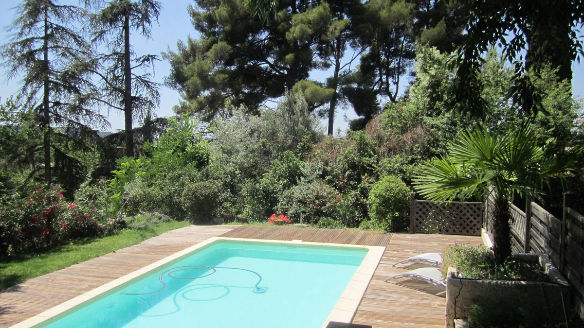 Est House | a house, a garden, a swimming pool, calm: guaranteed rest