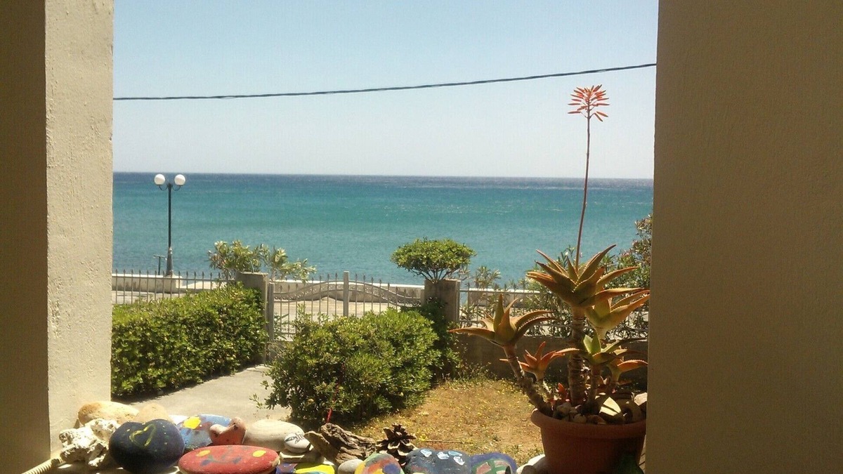 Minoa Pediada House | A house by the sea.
