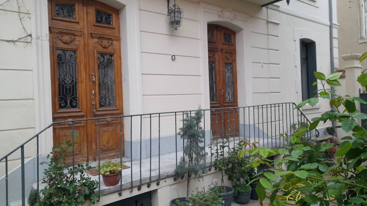 Lezignan-Corbieres Bed & Breakfast | A house of character, decorated with care, offering a warm and refined setting.