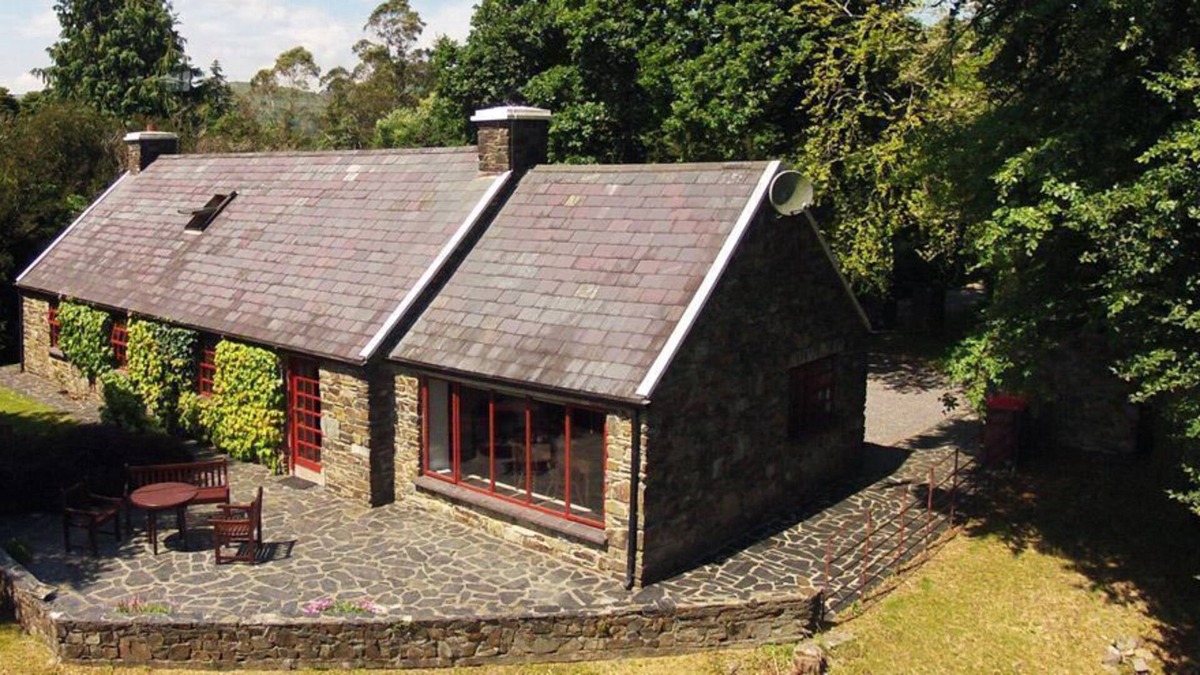 Glengarriff Cabin | A house that sleeps 6 guests in 3 bedrooms
