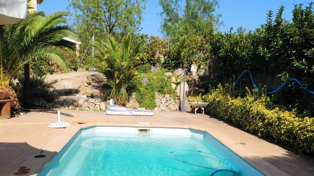 Dosrius House | a house with a pool