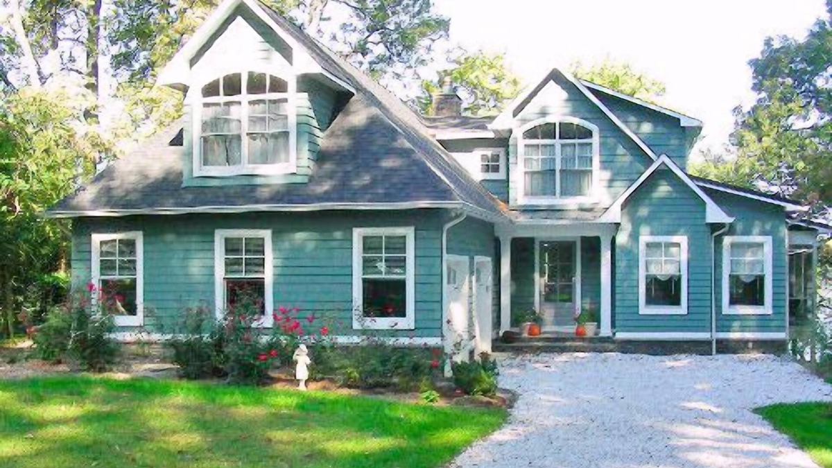 Edgewater House | A huge deck and screen porch on this contemporary cape in Edgewater offers great views of Beard's Creek and out onto the South River.