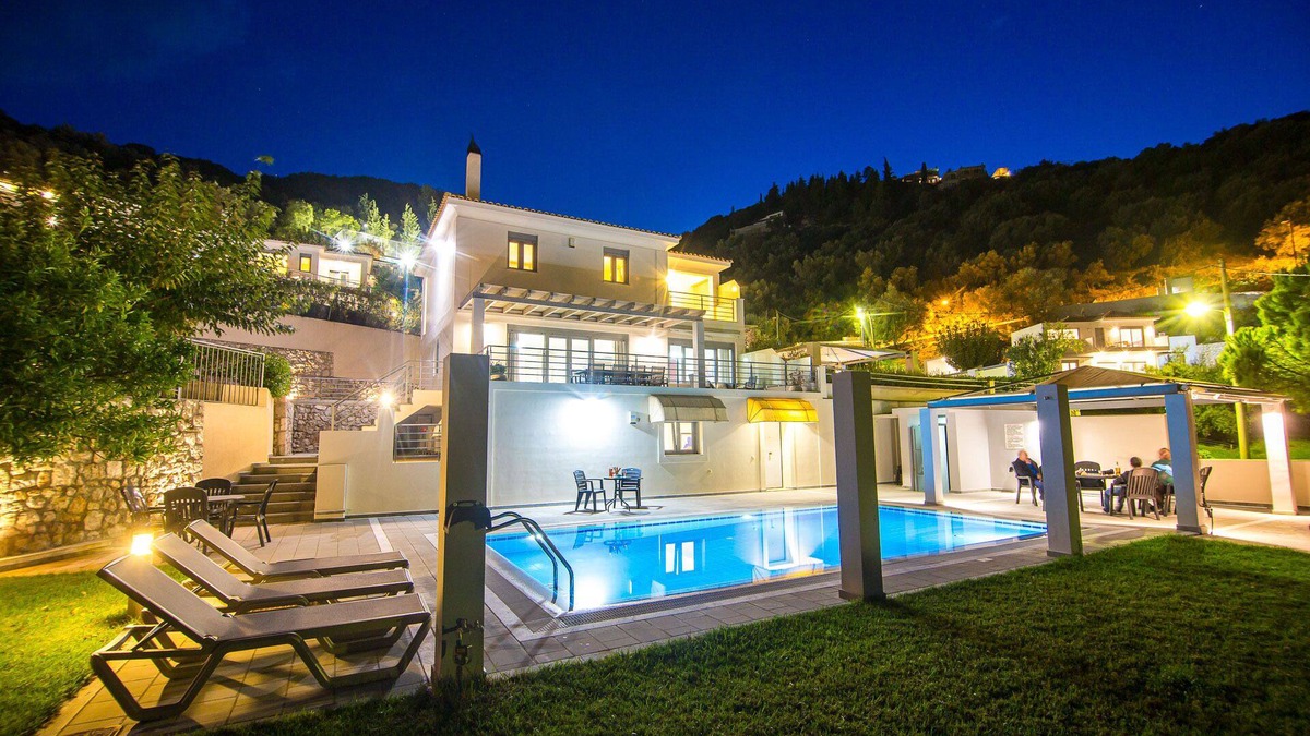 Katouna Villa | A huge equipped villa for big groups, up to 13 travelers. Breakfast included.