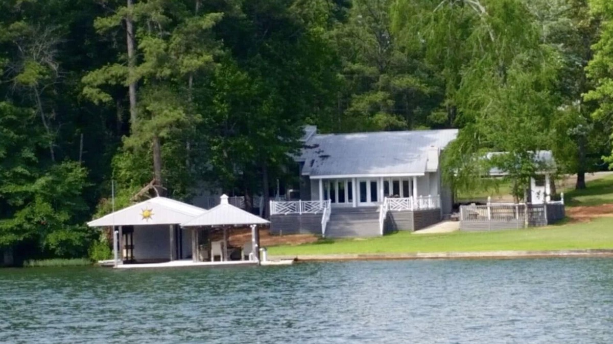 Dadeville House | A jewel on Lake Martin, close to Chuck's Marina, Chimney Rock, & Union Boat Ramp