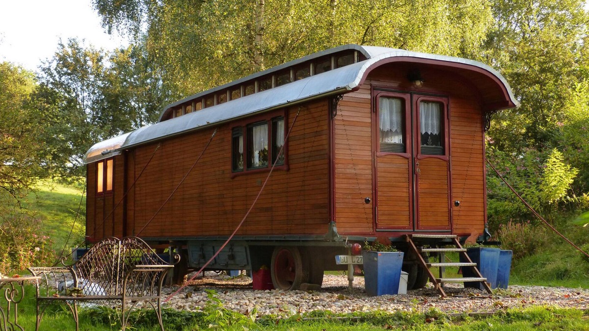 Hundsdorf House | A journey through time in the '20s - the faithfully restored circus wagons