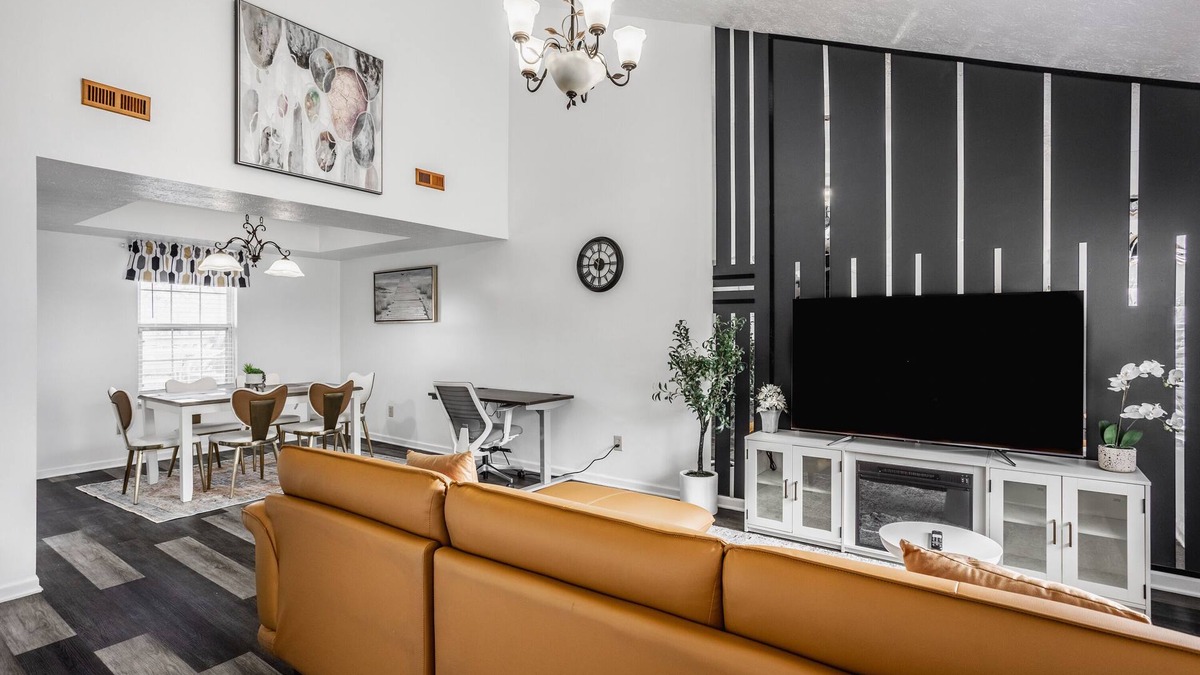 Indianapolis House | A king Size Bed Fun House
