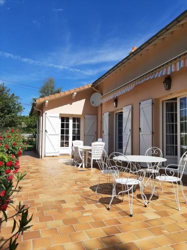Pouille Bed & Breakfast | A la Volette, chambres d'hôtes, 2 à 6 personnes, linge et petit déjeuner inclus, jeux-cabanes pour enfants,