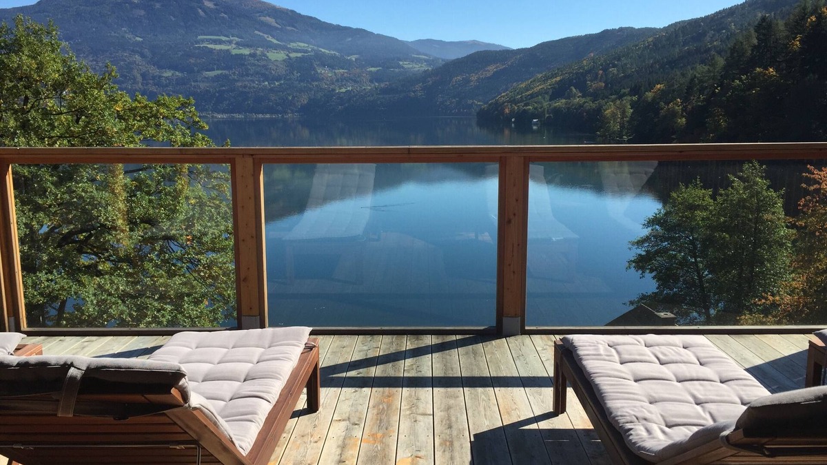 Spittal an der Drau House | A lake house with its own beach right on the lake