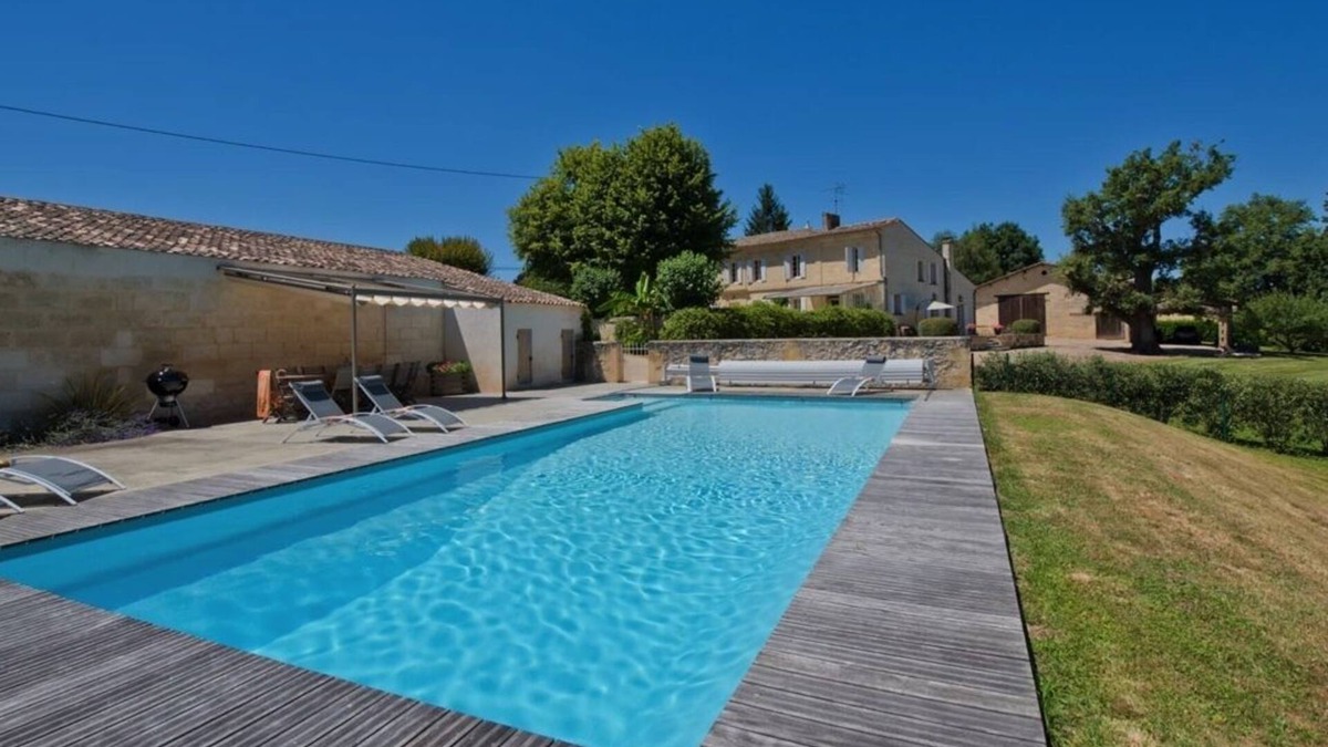 Petit-Palais-et-Cornemps House | A large Manor House with heated pool in the heart of Bordeaux wine country