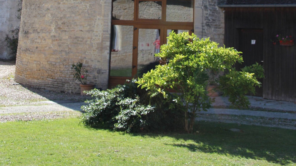 Bernieres-sur-Mer House | A large 17th century dwelling house 300 meters from the beach.