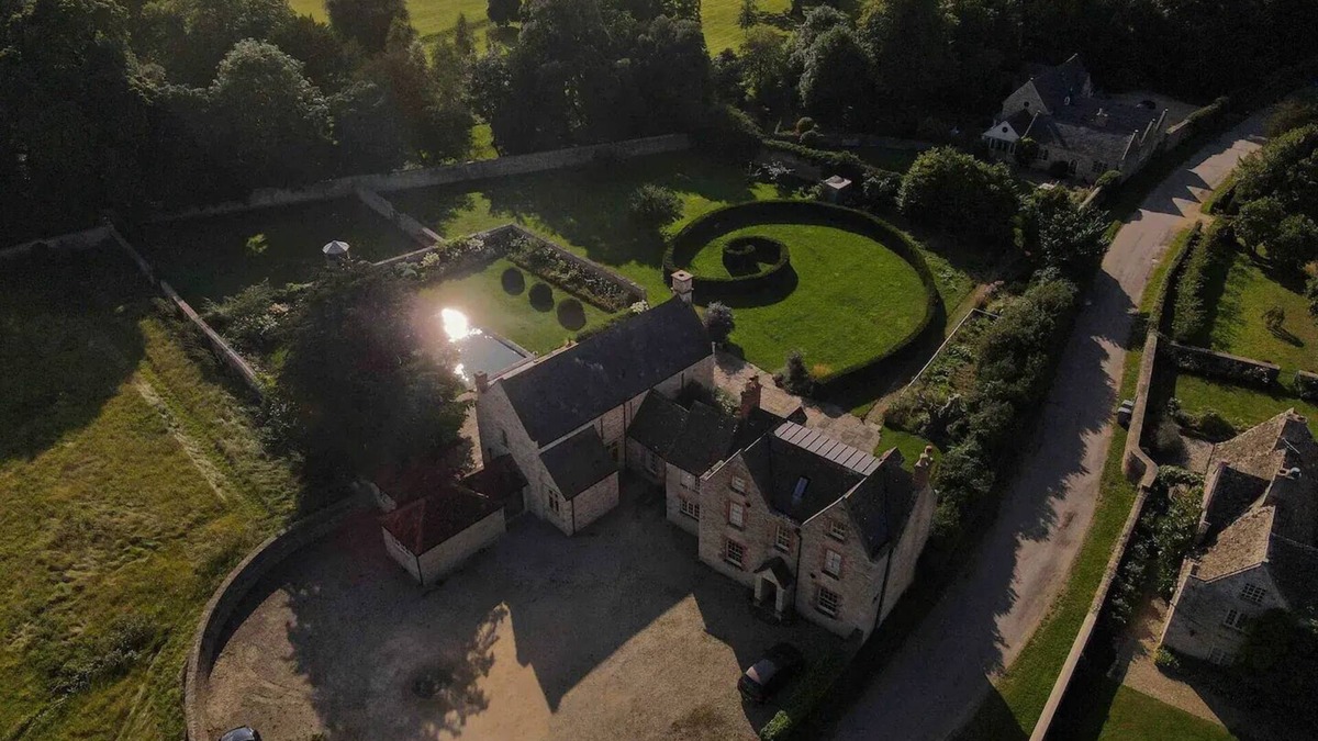 Lechlade House | A Large Cotswold Country Retreatnn