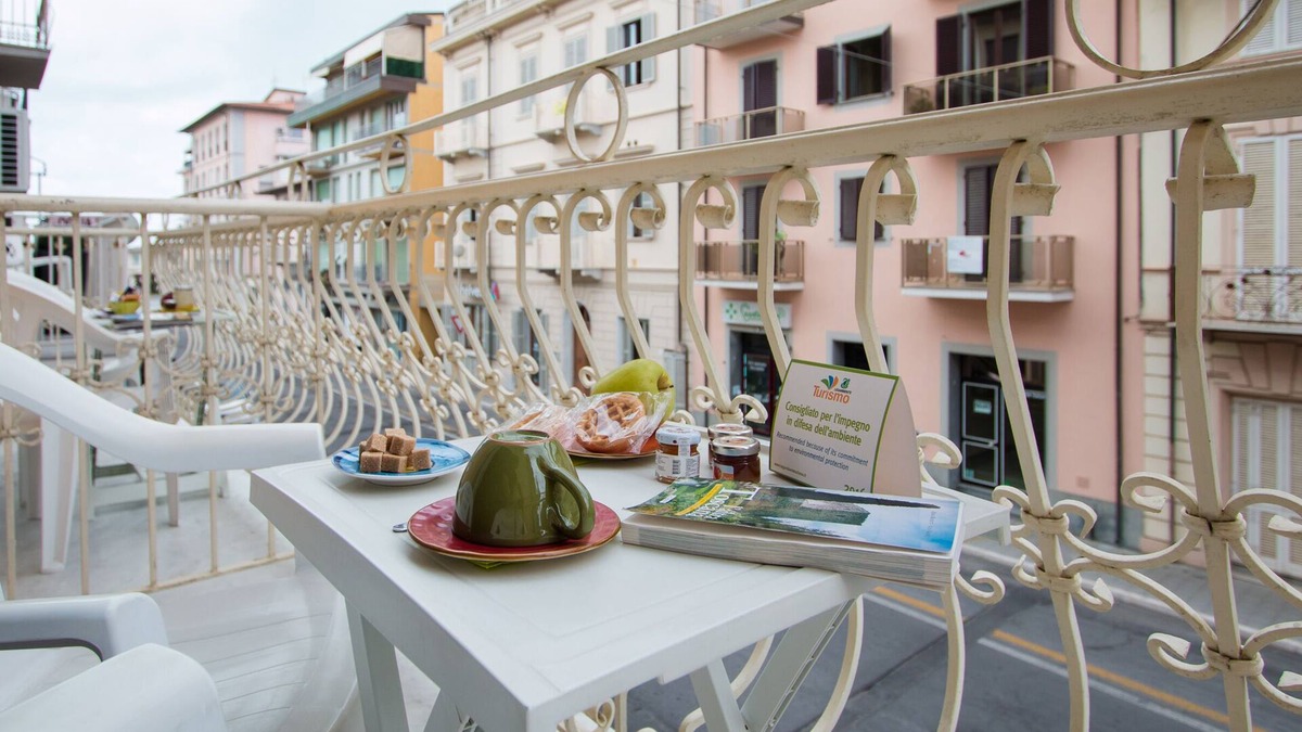Viareggio House | A large house in Viareggio a stone's throw from the sea and Pinewood Park