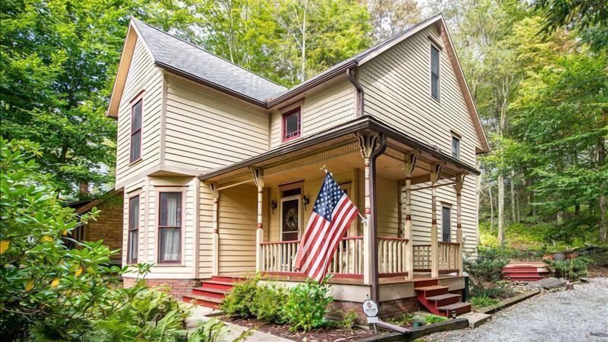 Eagles Mere Cottage | A large inviting deck beckons you to "Victoria" in Eagles Mere
