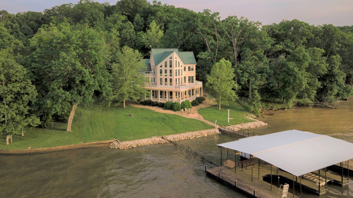 Climax Springs Villa | A Large Unique Panoramic Retreat at the Quiet 55-mile mark of Lake of the Ozarks