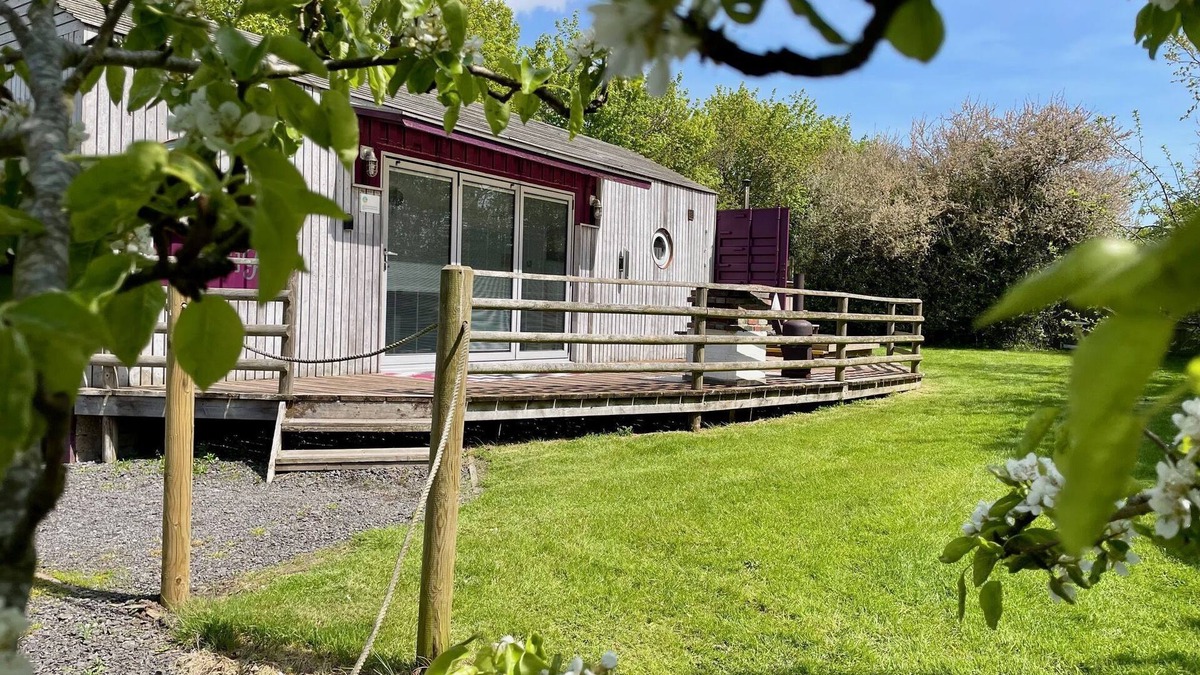 Brightlingsea Cottage | A lee wick farm accommodation that sleeps 4 guests in 1 bedroom