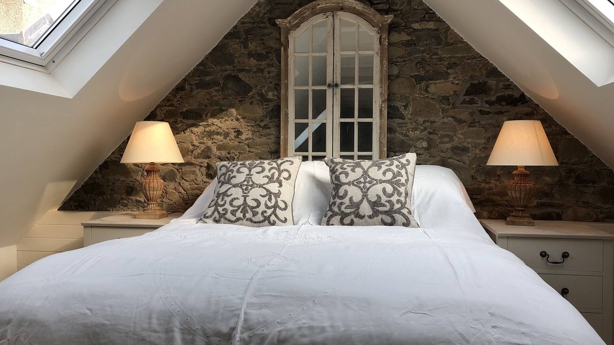 Kirkton Manor Cottage | A light filled studio space, with large bathroom and balcony bedroom