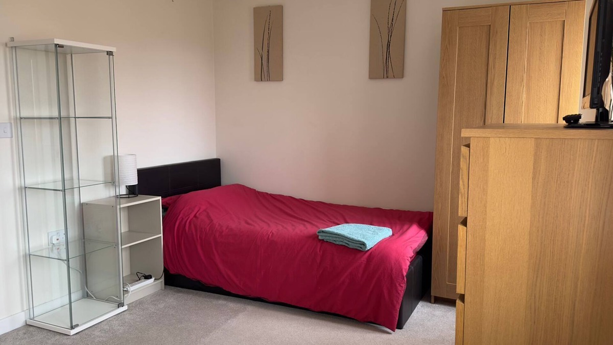 Milton Keynes House | A light spacious room,with sofa and single bed. Private bathroom with shower.