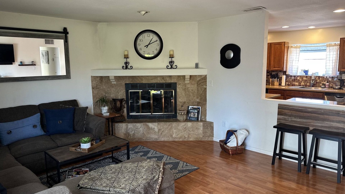 Simi Valley House | A little Coast, Mountain & Country! Safe, clean & convenient.
