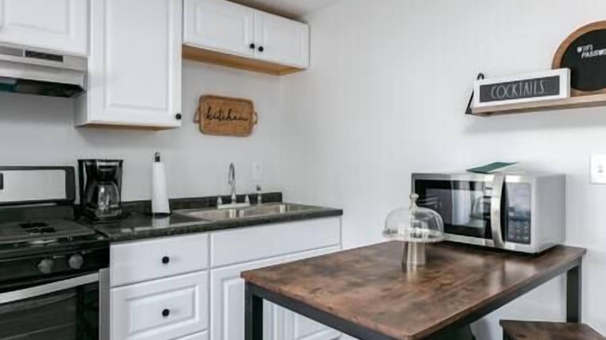 Elkland Apartment | A Little Piece of Main Street 1 - Stylish Getaway