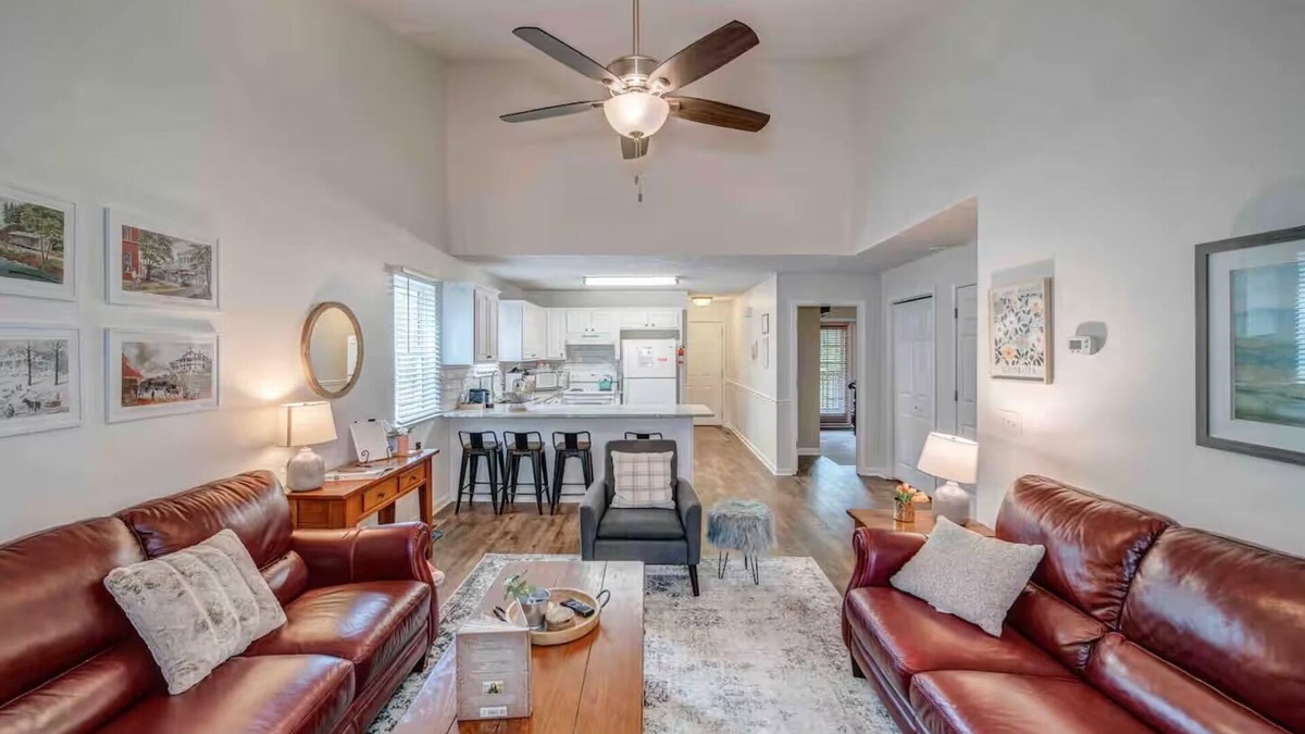 Helen Cottage | A+ Location! Only 1 mile to downtown Helen. SUPER Clean 2 Bedroom/2 Bath.