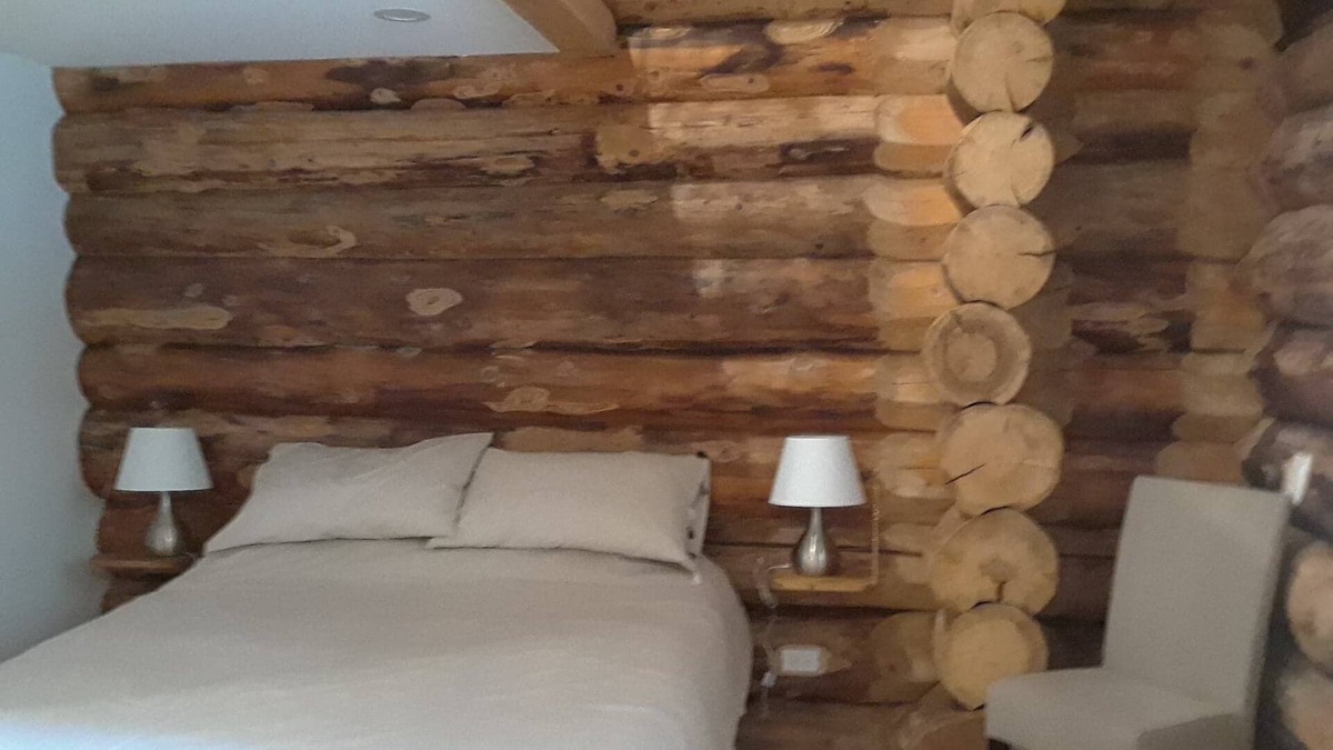 Lac-Saint-Paul Ski Chalet | A log home with a meadow roof! On the edge of a beautiful lake !