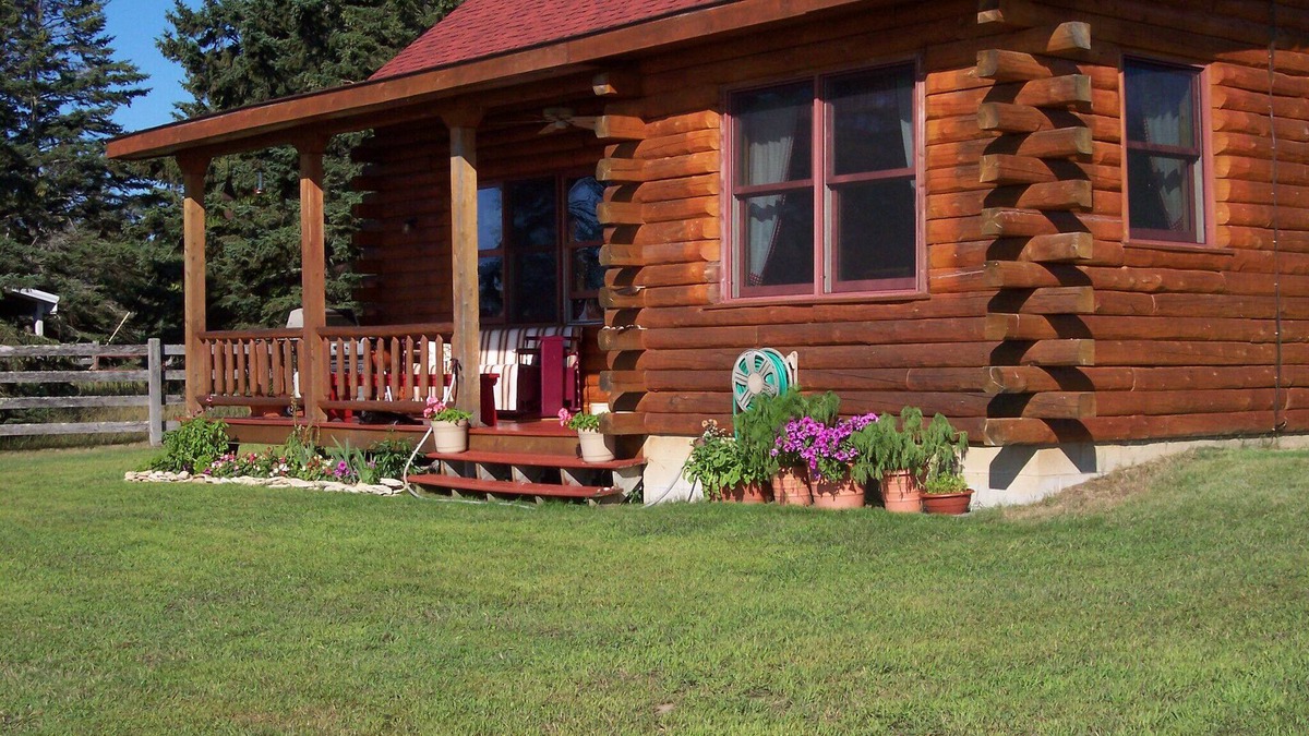 Nadeau House | A Log House on a Sand Beach