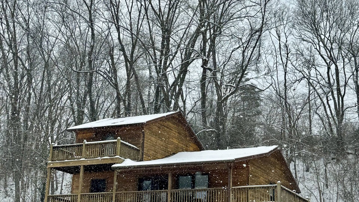 Luray Ski Chalet | A log siding cabin sleeps 6 comfy.