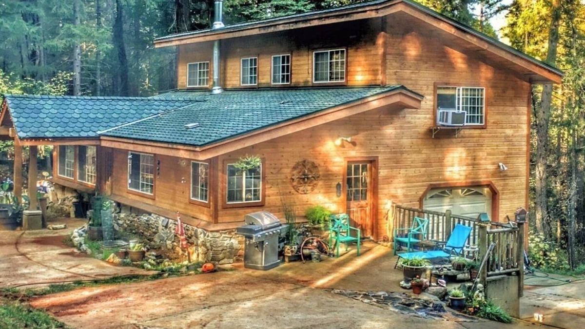 Foresthill House | A Lovely Cabin House at Way Woods Retreat with outdoor Hot Tub & Full Amenities.