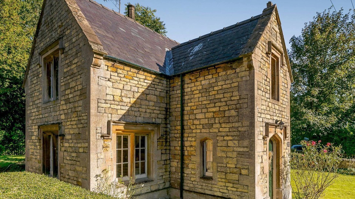 Leadenham Cottage | A lovely cottage ideal for a relaxing break, with park walks, a nearby gastro-pub and tearooms.