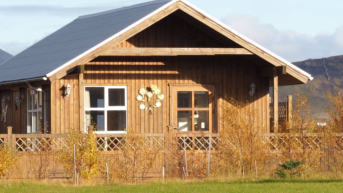 Hvalfjarðarsveit Cottage | A Lovely Cottage On The Banks Of Laxá River
