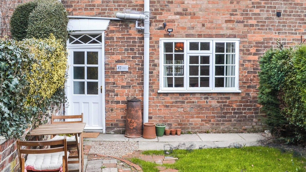 Louth Cottage | A lovely cottage with a view of the magnificent St James Church Spire.