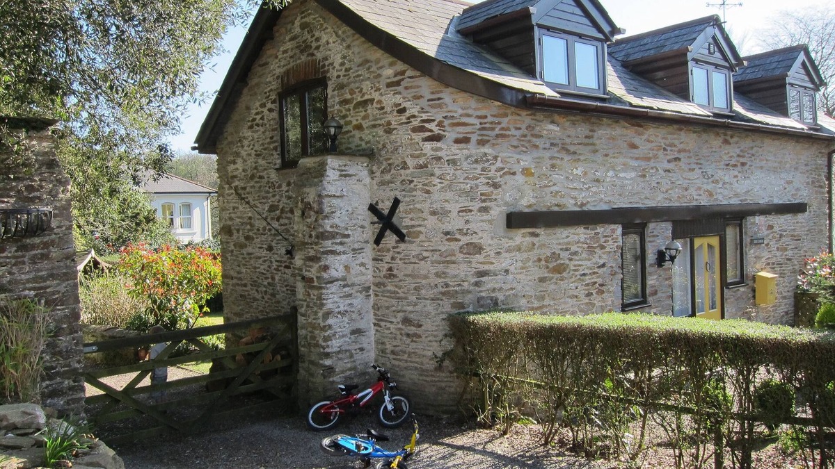 Ivybridge Cottage | A Lovely Detached Stone Barn With Pools & Tennis Set Within 28 Acres Woodland