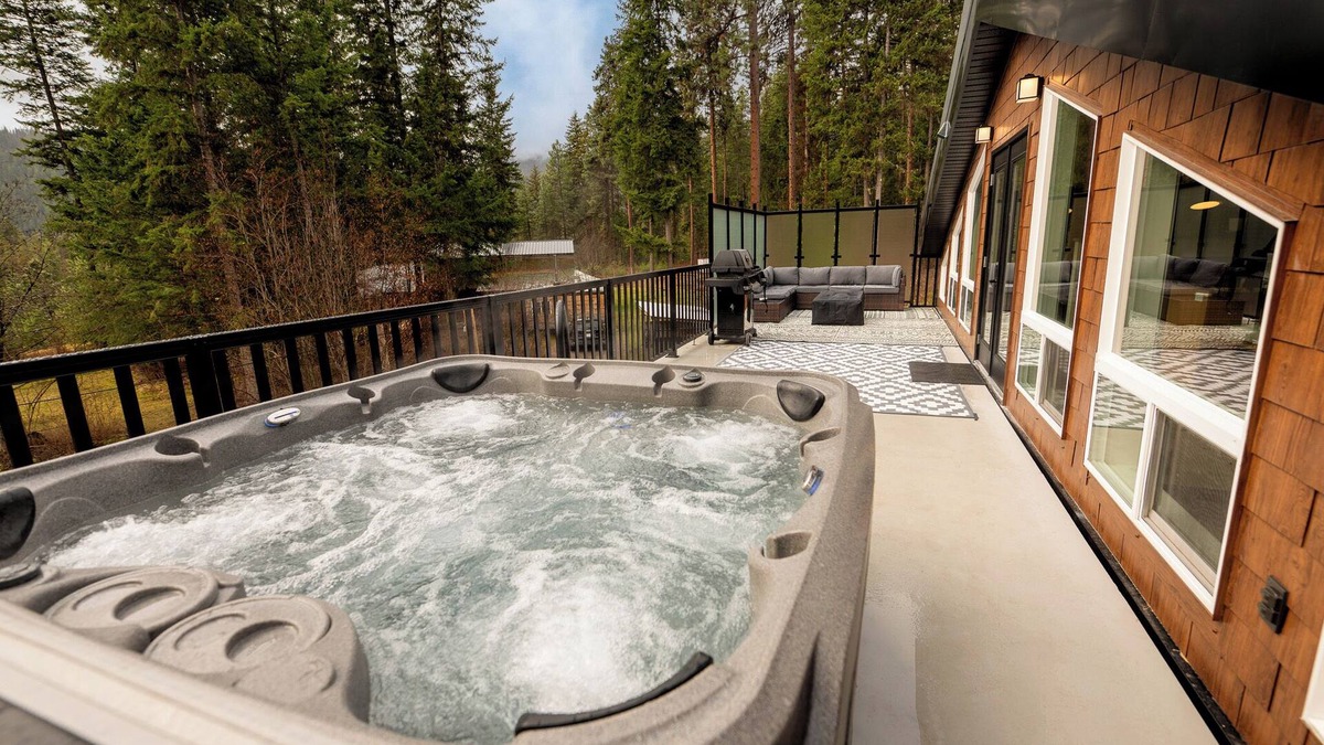 Central Kootenay House | A lovely lake town luxury hot tub, creekside oasis/w hiking & outdoor activities