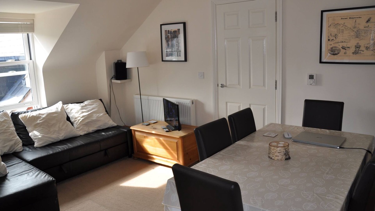 Swanage Apartment | A lovely quiet new flat 50 yards from the beach in the centre, parking included.