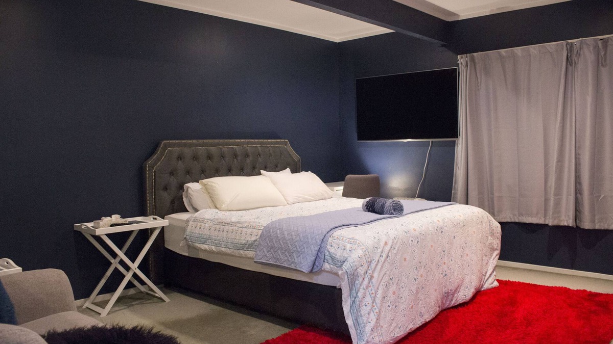 Mana House | A LUX Room with Ensuite close to Beach and Train station
