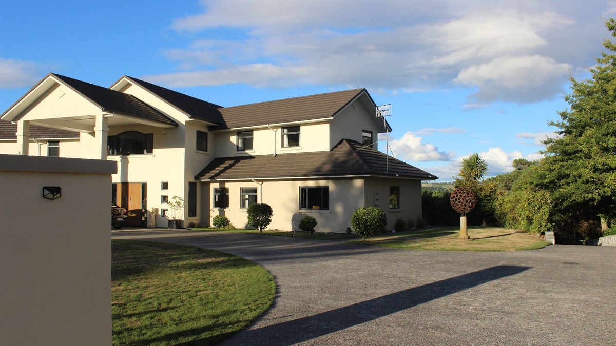Rangatira Park Apartment | A luxurious 2 bed 2 bathroom studio with dining/living/ kitchen and river views