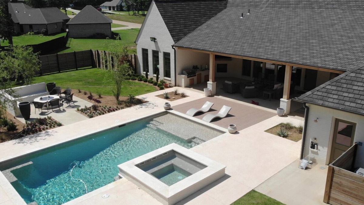 Redlick House | A luxurious 4BR Southern Lake House – In Texarkana