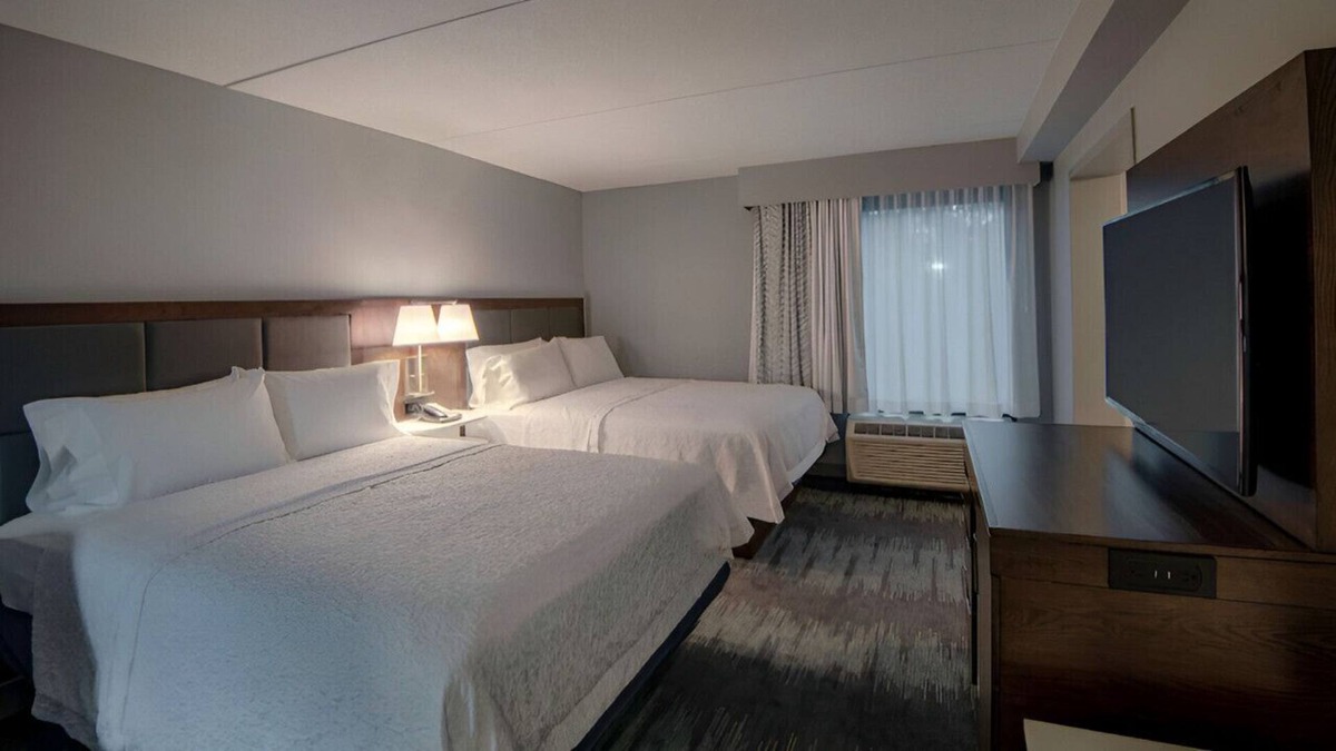 St. Charles House | A Luxurious and Beautiful Queen Room! Free WiFi