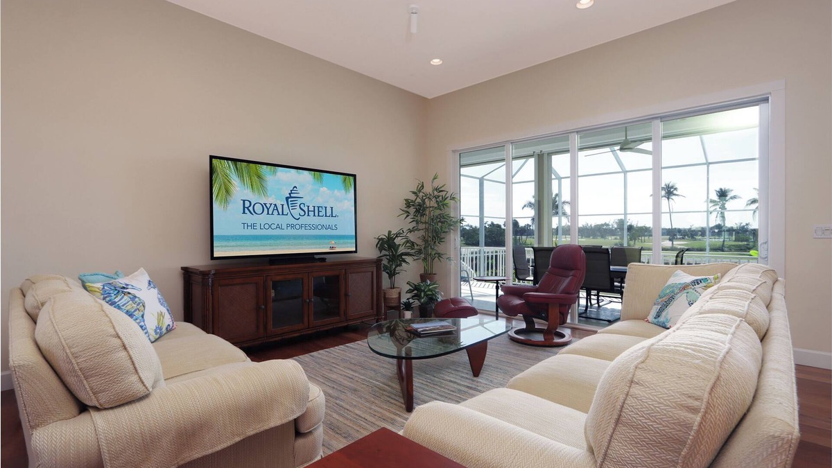 Beachview Country Club Estates House | A Luxurious and Spacious Retreat With Stunning Lake and Golf Course Views - Birdie Haven