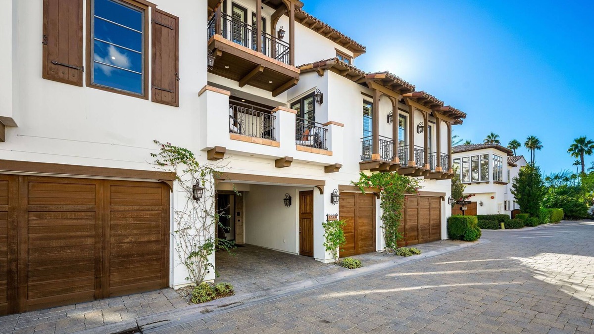 Historic Tennis Club Condo | A Luxurious Downtown Palm Springs Retreat with Views