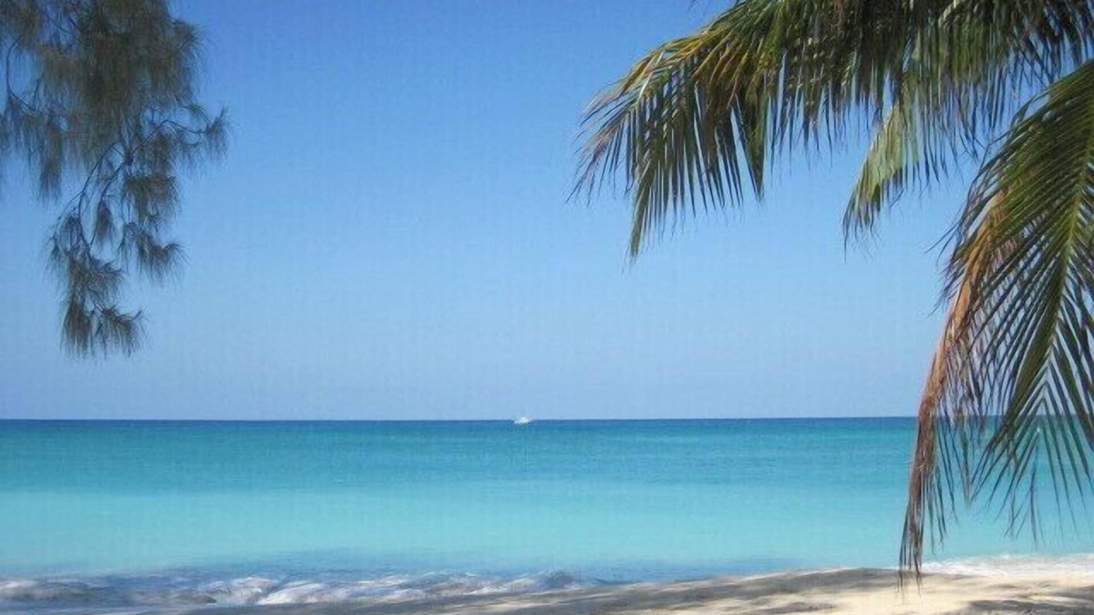 Seven Mile Beach Condo | A luxurious ground level condo within steps of the BEST part of 7 Mile Beach