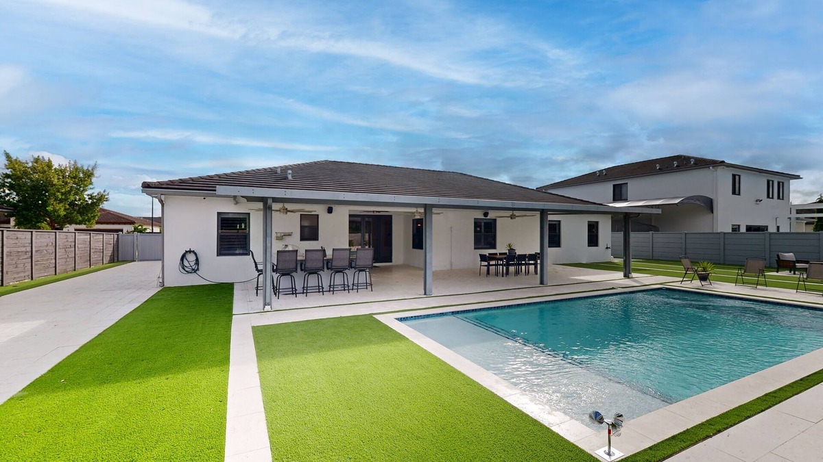 Ludlam House | A luxurious home with private pool and outdoor kitchen