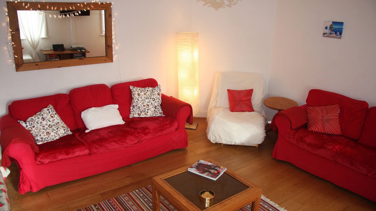 Tankerton Apartment | A luxurious, spacious apartment with sea views -super comfortable king size bed