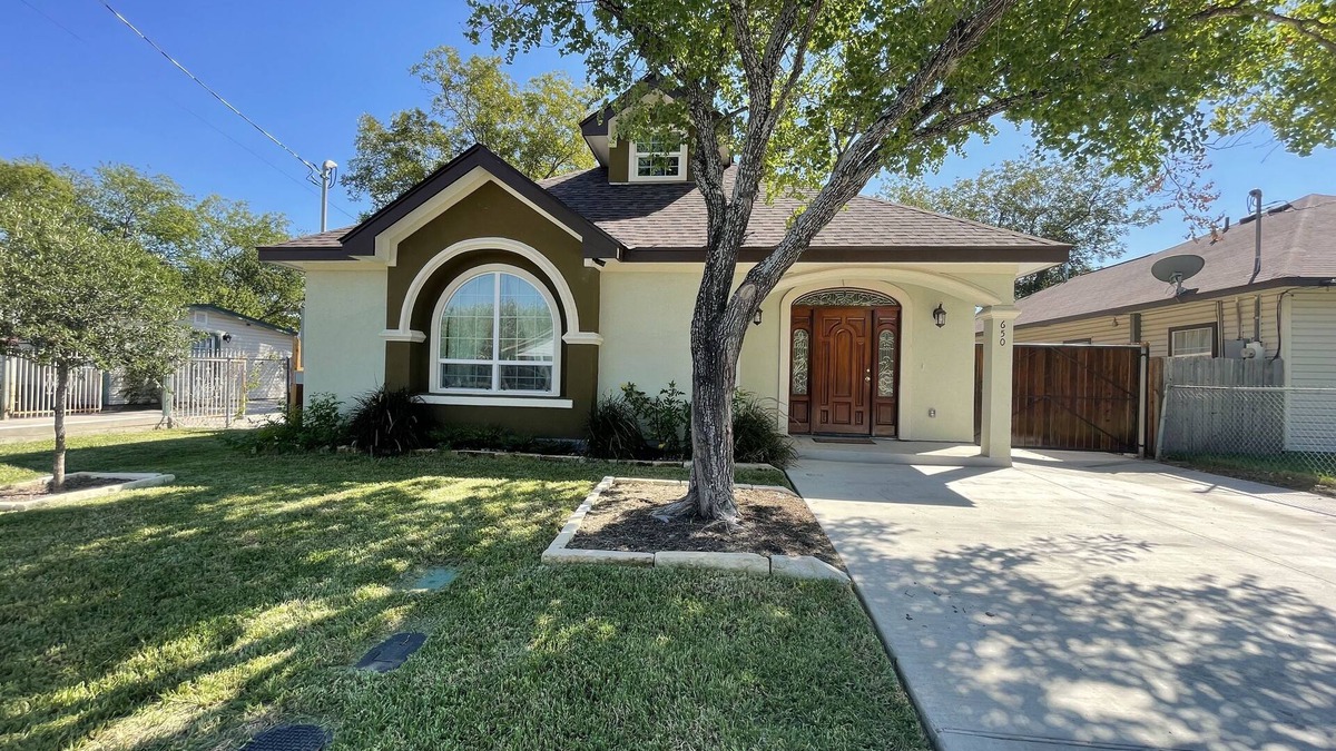 Harlandale House | A luxury, 3-bedroom home mins away from the San Jose Missions