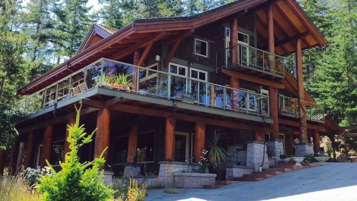 Heriot Bay House | A luxury craftsman haven in the heart of nature