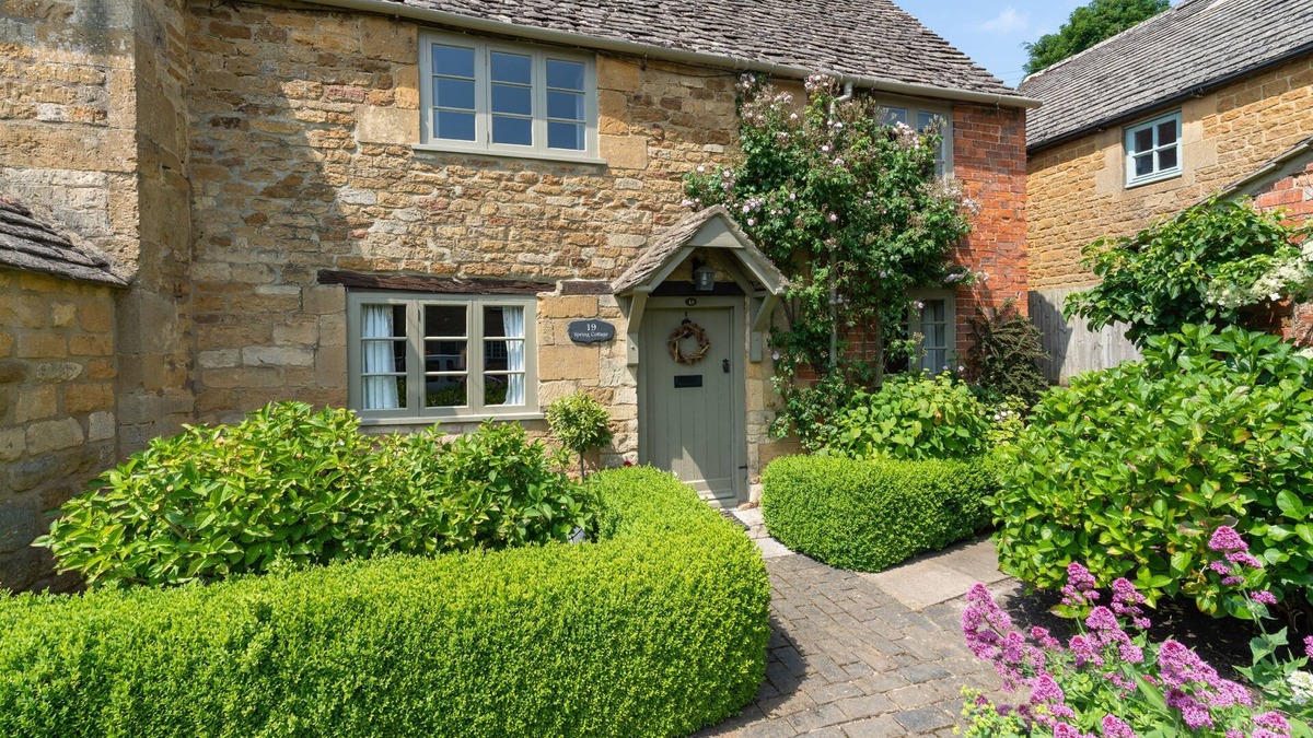 Ebrington Cottage | A Luxury Family Friendly Holiday Cottage in the Cotswolds - Spring Cottage
