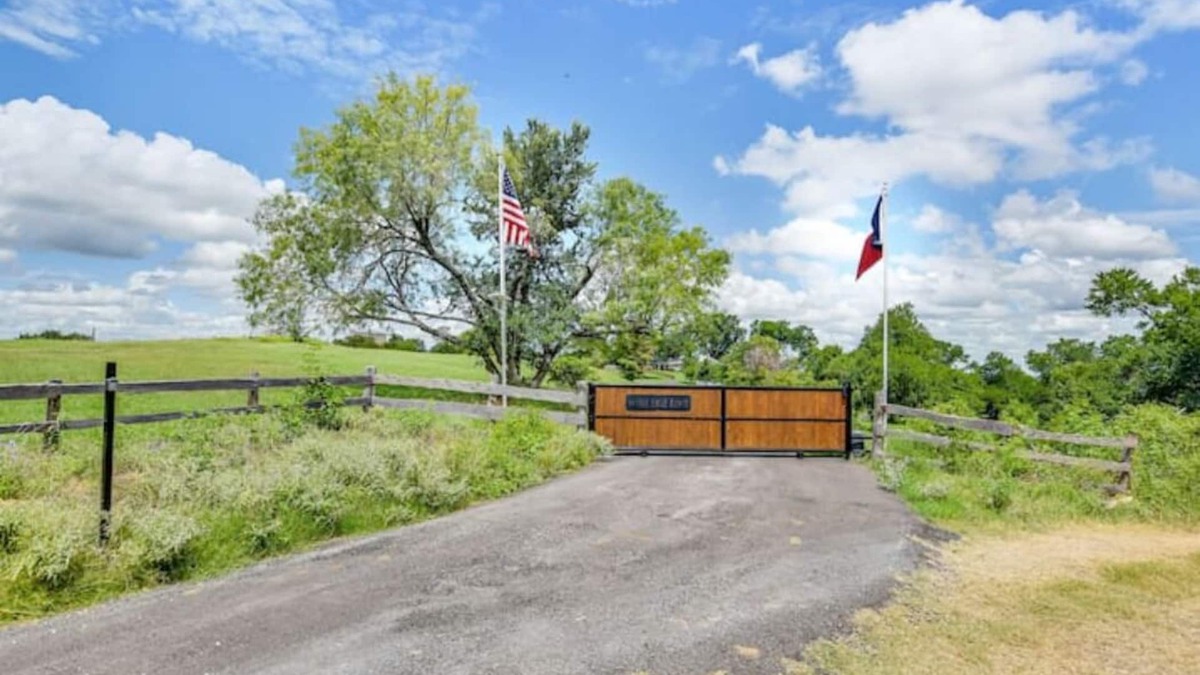 Cedar Creek House | A Luxury Hilly Riverside Resort