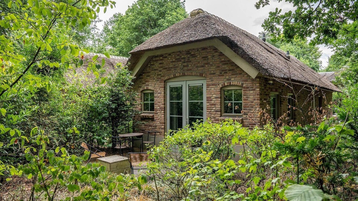 Ermelo House | A luxury studio for 2 people which feels like a loft/hotel suite. With a private kitchen, an infrared sauna, and a lovely terrace. Directly located by the moors of Ermelo, and you can easily walk into the Speulder Forest through the gate.