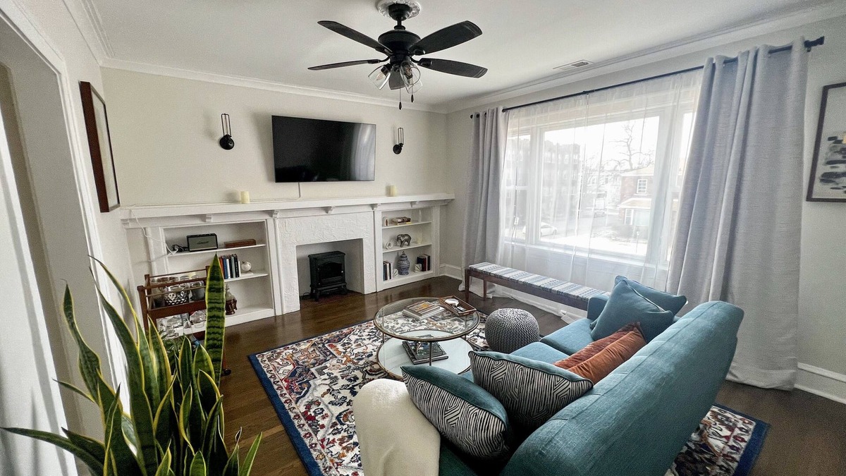 South Shore Condo | A luxury vintage condo close to lakefront and minutes from downtown!