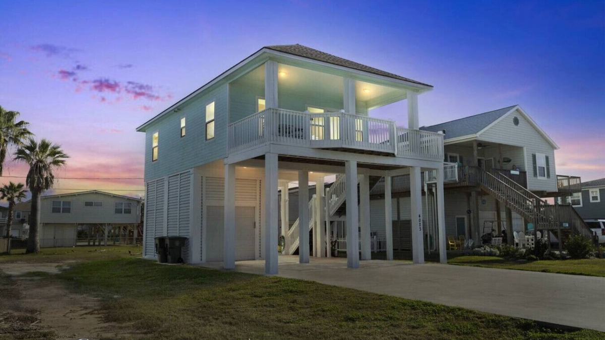 Galveston House | A&M's Perch: Near Marina/Park & Golf Cart Included